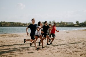 Grupo de personas corriendo y practicando la respiración